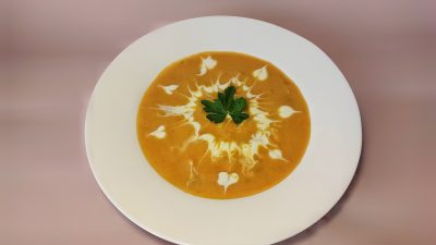 Овощной крем суп с курицей и сливками