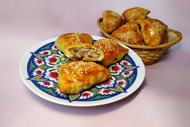Самса узбекская с мясом и луком из слоеного теста