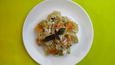 Жареная картошка по-гречески с сыром и болгарским перцем