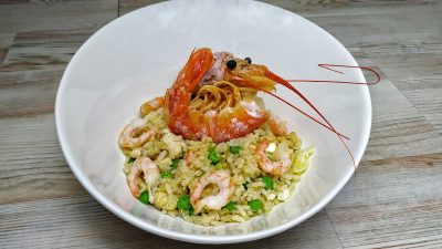 Жареный рис с яйцом, креветками и курицей