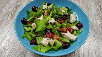 Салат с курицей и черешней под клубничной заправкой