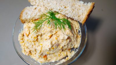 Яичный паштет с печенью трески, морковью и луком