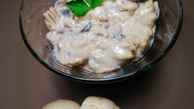 Курица в сливочном соусе с шампиньонами