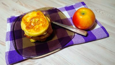 Оладьи с яблочными кольцами на молоке без дрожжей