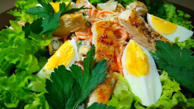 Салат из куриной грудки с кукурузой и морковью по-корейски