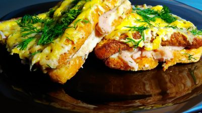 Горячие бутерброды с яйцом, сыром и ветчиной в духовке