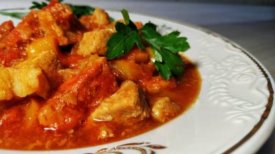 Тушеная свинина с овощами Перкельт по-венгерски