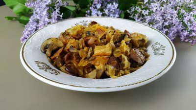 Тушеное мясо с квашеной капустой и шампиньонами Бигос