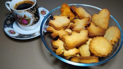 Фигурное песочное печенье с лимонной цедрой