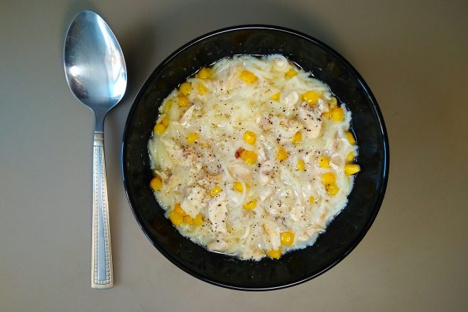 Итальянский куриный суп со сливками, вермишелью и кукурузой