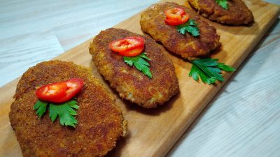 Рыбные котлеты из минтая с хлебом и сливками