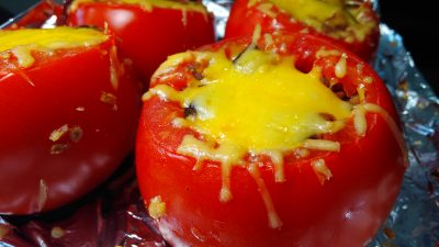 Фаршированные помидоры с баклажанами, луком и сыром