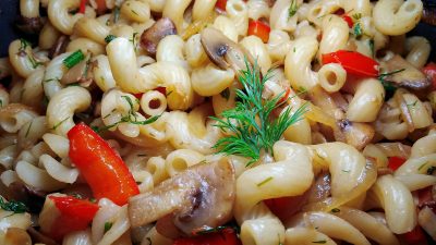 Паста с шампиньонами, овощами и соевым соусом