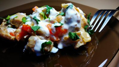 Кролик тушеный в сметане с луком и морковью