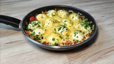 Вареные яйца с овощами и сыром на сковороде