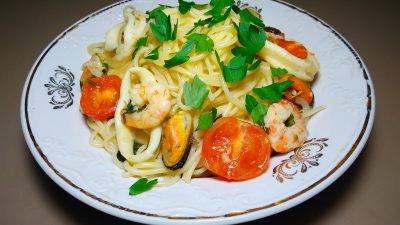 Спагетти с морепродуктами и помидорами черри в белом вине