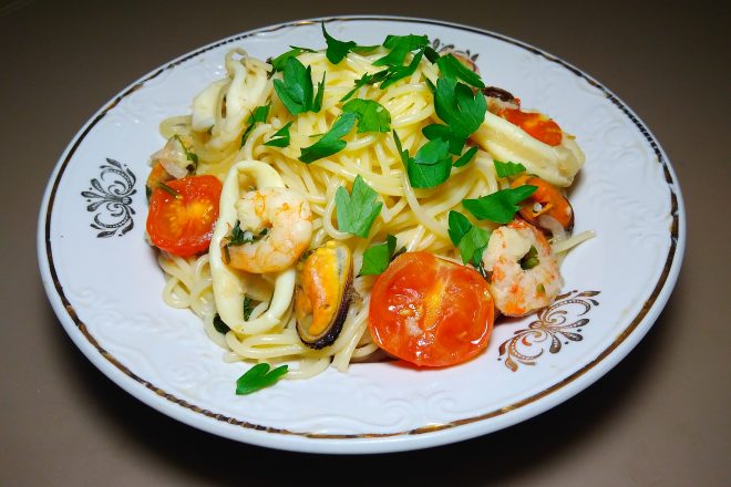 Спагетти с морепродуктами и помидорами черри в белом вине
