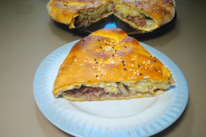 Пирог на кефире с мясом и картошкой