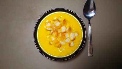 Тыквенный крем суп с кусочками ветчины