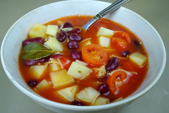 Постный томатный суп с красной фасолью и вермишелью