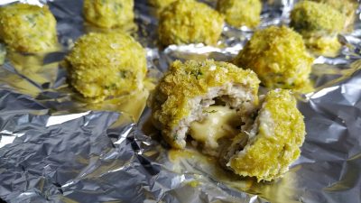 Куриные шарики из фарша с сыром в духовке