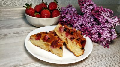 Пирог с клубникой и белым шоколадом