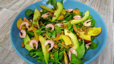 Салат с чечевицей, рукколой, креветками и авокадо
