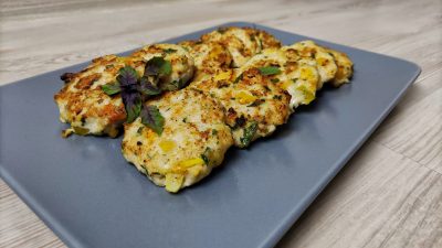 Куриные котлеты с овощами на сковороде