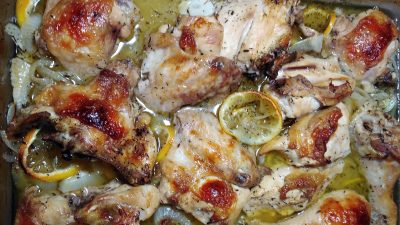 Курица запеченная с лимонами, тимьяном и белым вином