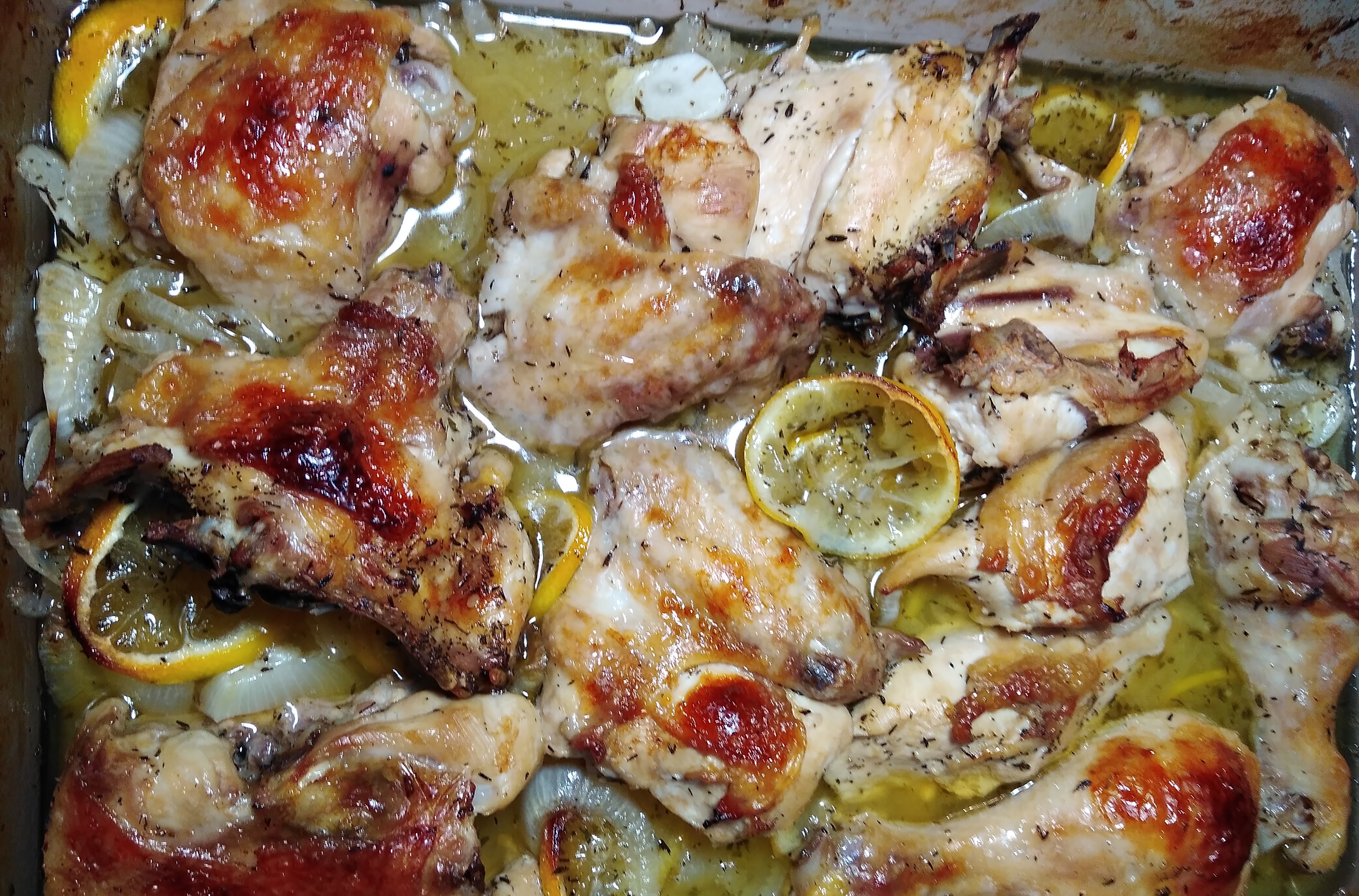 Рецепт курица вино. Цыпленок запеченный с тимьяном. Курица, запеченная с лимоном и тимьяном. Запеченная курица с тимьяном. Гарнир к курице в вине.
