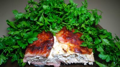 Куриный рулет с рикоттой и ветчиной в духовке