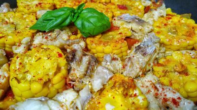Морской окунь в вине и томатах со свежей кукурузой