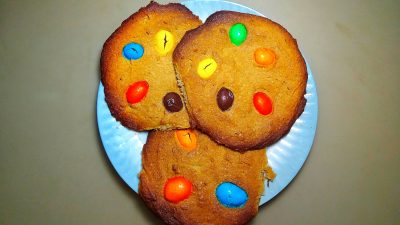 Печенье с ореховой пастой и разноцветным драже M&M's