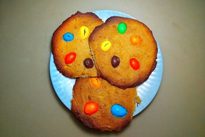 Печенье с ореховой пастой и разноцветным драже M&M’s