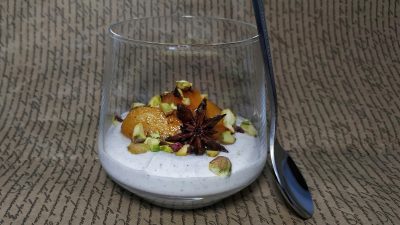 Парфе с йогуртом, запеченной хурмой и фисташками