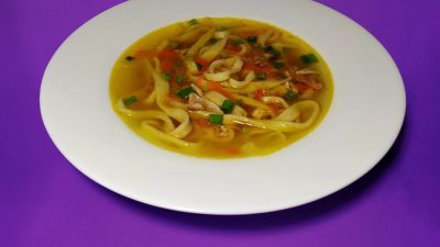 Куриный суп с домашней лапшой