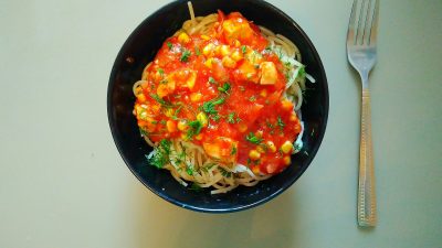 Томатный соус с курицей и кукурузой для спагетти