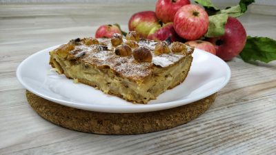 Яблочный пирог с орехами и корицей