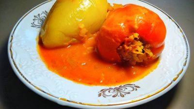 Фаршированный мясом перец с рисом и морковью