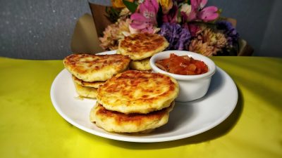 Сырники с рикоттой, пармезаном и томатным соусом