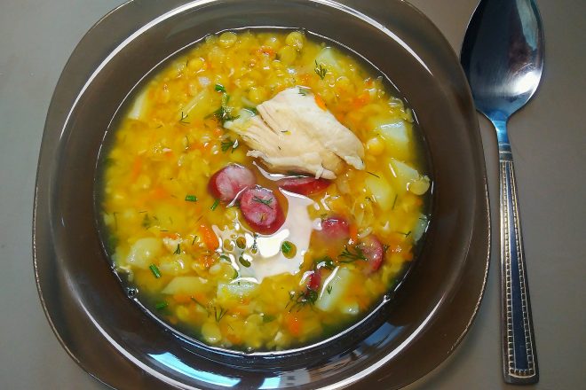 Гороховый суп с курицей и охотничьими колбасками