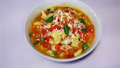Суп с макаронами, консервированной фасолью и помидорами