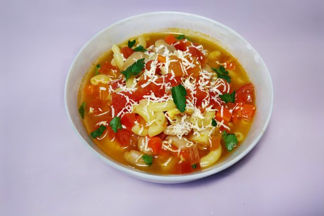 Суп с макаронами, консервированной фасолью и помидорами