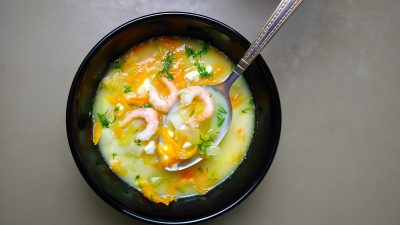 Суп с креветками, кальмарами и мидиями