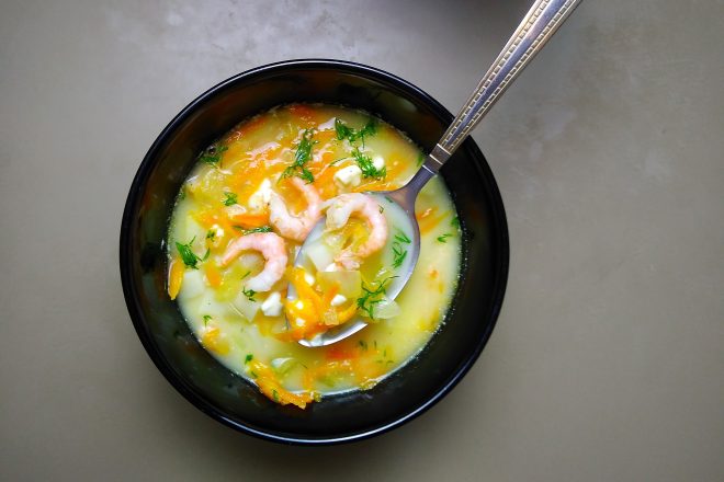 Сырный суп с креветками, картофелем и морковью
