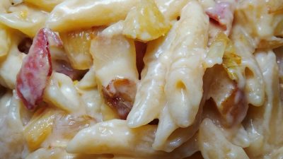 Паста с беконом, сыром и грушей в сливочном соусе