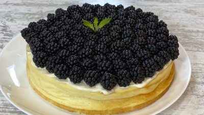Творожная запеканка с ежевикой и сметаной