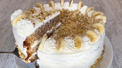Банановый торт со сгущенкой, сливочным сыром и орехами