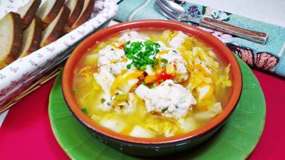 Щи из свежей капусты с картофелем и куриными клецками