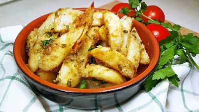 Картошка по-селянски запеченная в духовке с луком и чесноком